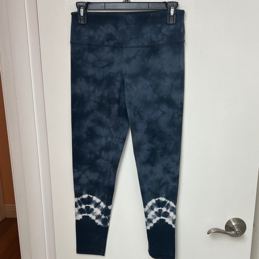 Ideology, leggings, tie-dyed, Blue & white with a pattern around calves Sz. S